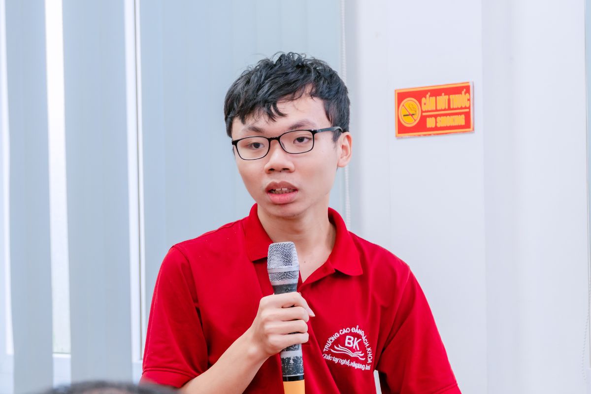 Sinh viên đặt câu hỏi cùng đại diện doanh nghiệp