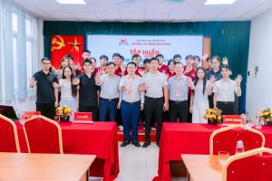 Đại diện nhà trường, doanh nghiệp và sinh viên chụp ảnh kỷ niệm sau buổi tập huấn