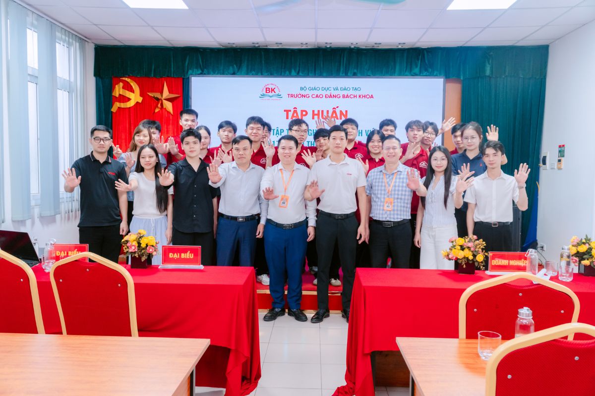 Đại diện nhà trường, doanh nghiệp và sinh viên chụp ảnh kỷ niệm sau buổi tập huấn