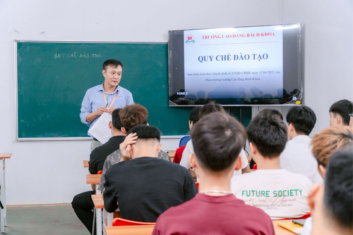 Trường Cao đẳng Bách Khoa tổ chức phổ biến đào tạo, quy chế học sinh - sinh viên cho tân sinh viên khoa Điện tử - Điện lạnh