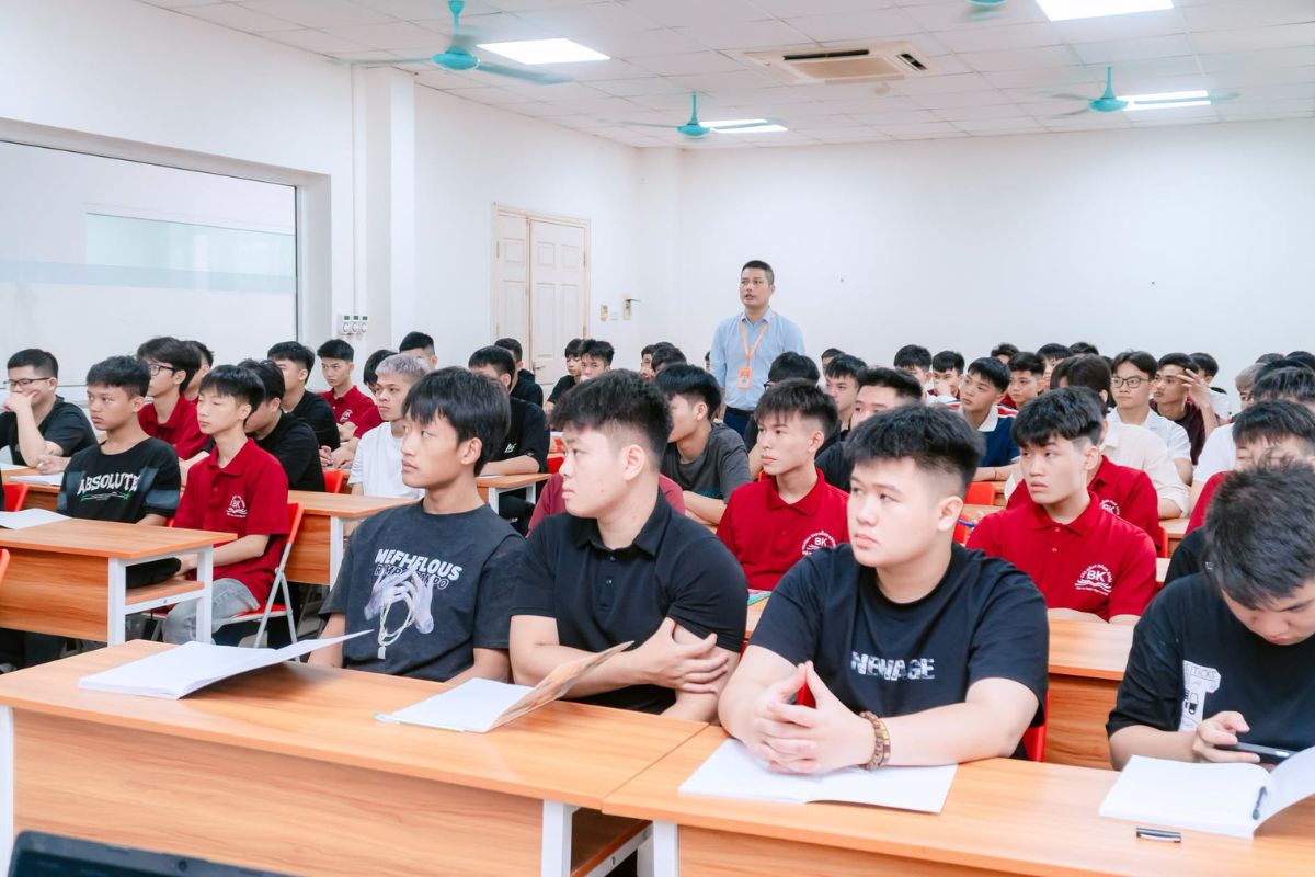 Giảng viên phổ biến quy chế đào tạo cho sinh viên khoa Công nghệ ô tô