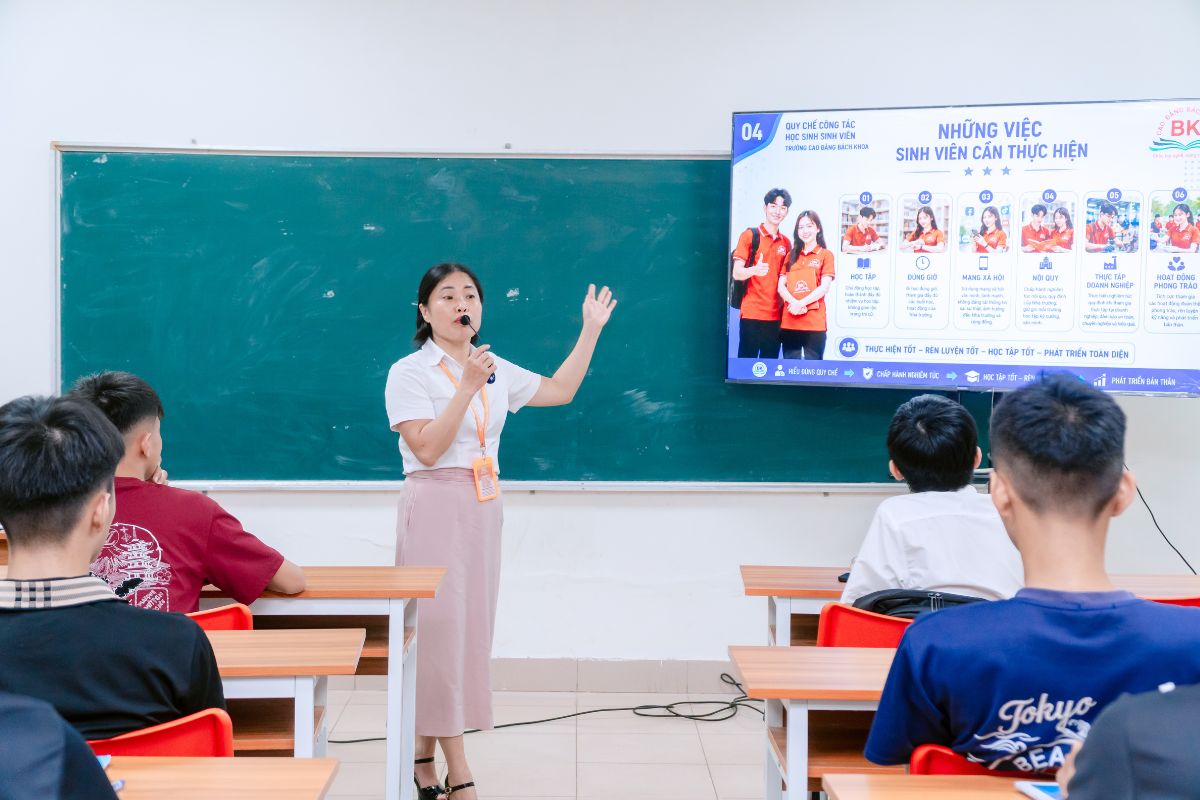 Cô Lại Thị Thúy Minh - Đại diện phòng công tác sinh viên phổ biến quy chế học sinh, sinh viên cho các bạn sinh viên