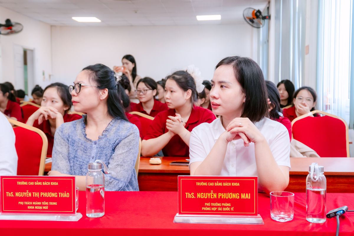 Đại diện Trường Cao đẳng Bách Khoa, ThS Nguyễn Thị Phương Thảo - Phụ trách ngành tiếng Trung và Ths Nguyễn Phương Mai - Phó trưởng phòng Hợp tác quốc tế tham sự workshop