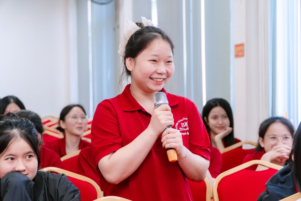 Sinh viên được trực tiếp trao đổi cùng đại diện doanh nghiệp, tìm hiểu về các vị trí thực tập cùng những kỹ năng cần thiết