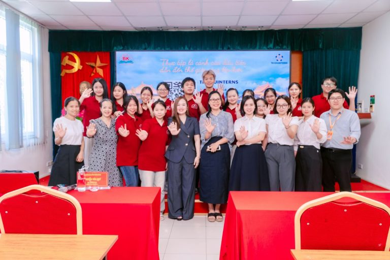 Toàn thể giảng viên, đại diện doanh nghiệp và sinh viên chụp ảnh kỷ niệm sau buổi workshop