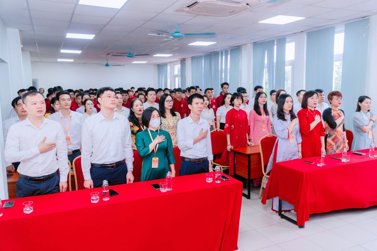 Toàn thể đại diện ban lãnh đạo, giảng viên và sinh viên thực hiện nghi thức chào cờ Toàn thể đại diện ban lãnh đạo, giảng viên và sinh viên thực hiện nghi thức chào cờ