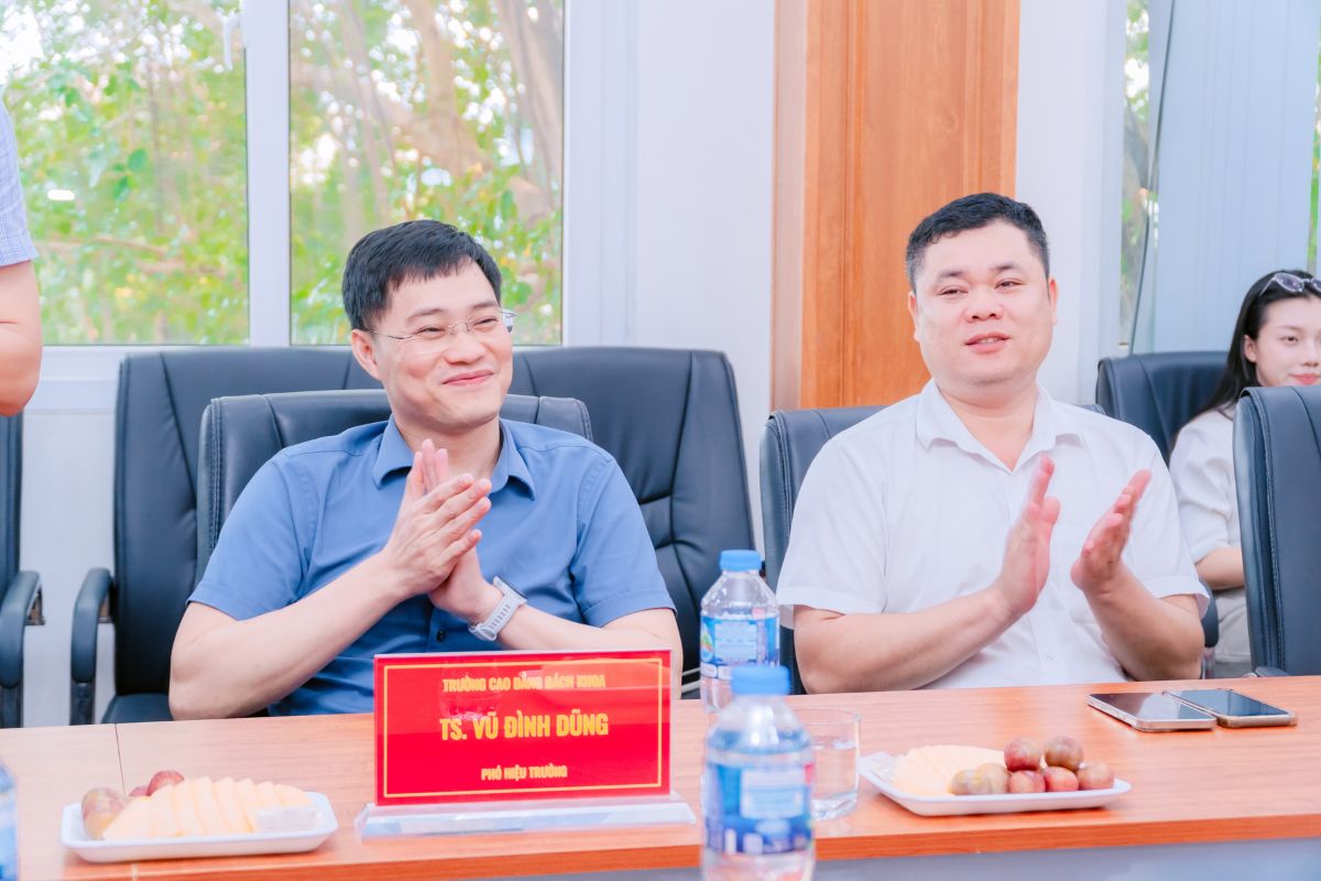 Tiến sĩ Vũ Đình Dũng (Bên trái) - Phó hiệu trưởng nhà trường tham dự buổi Lễ tiễn bay Tiến sĩ Vũ Đình Dũng (Bên trái) - Phó hiệu trưởng nhà trường tham dự buổi Lễ tiễn bay