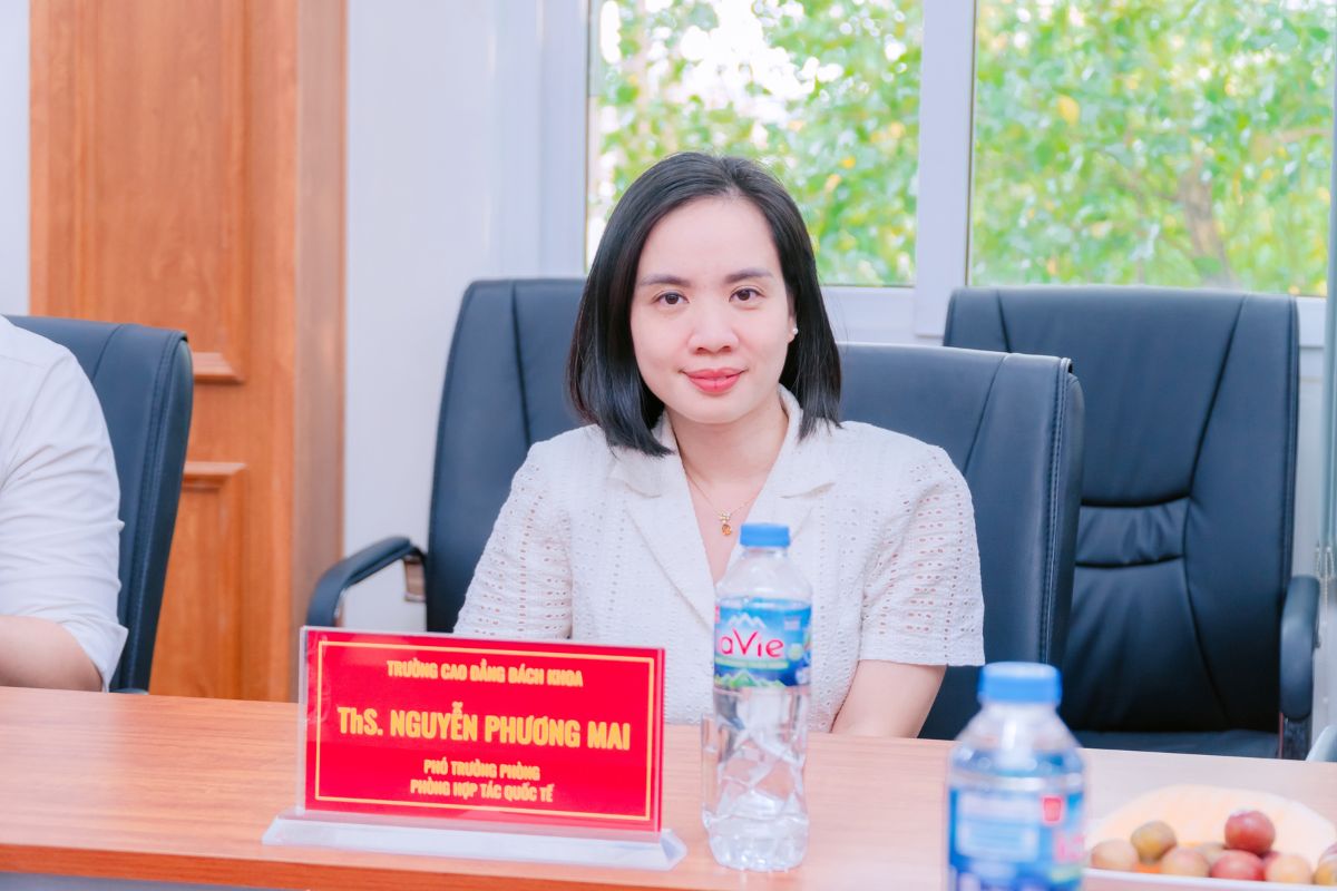 Thạc sĩ Nguyễn Phương Mai - Phó trưởng phòng Hợp tác quốc tế tham dự buổi lễ Thạc sĩ Nguyễn Phương Mai - Phó trưởng phòng Hợp tác quốc tế tham dự buổi lễ