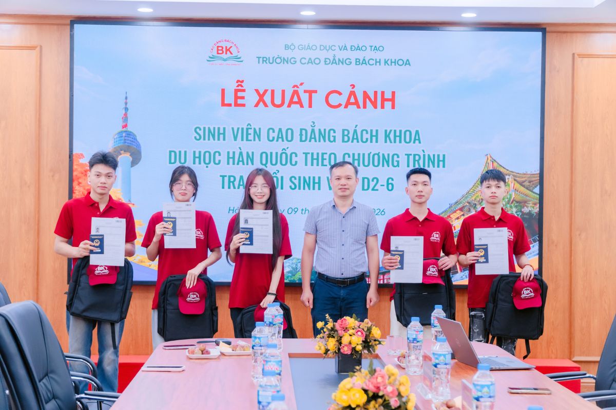 Thạc sĩ Nguyễn Thanh Mai - Phó hiệu trưởng nhà trường trao visa cho các bạn sinh viên trước khi lên đường Thạc sĩ Nguyễn Thanh Mai - Phó hiệu trưởng nhà trường trao visa cho các bạn sinh viên trước khi lên đường