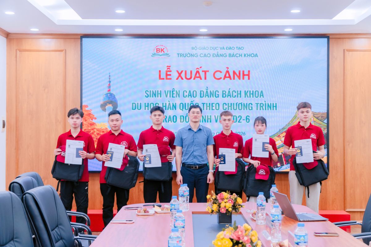 Tiến sĩ Vũ Đình Dũng - Phó hiệu trưởng nhà trường trao visa cho các bạn trước khi lên đường Tiến sĩ Vũ Đình Dũng - Phó hiệu trưởng nhà trường trao visa cho các bạn trước khi lên đường