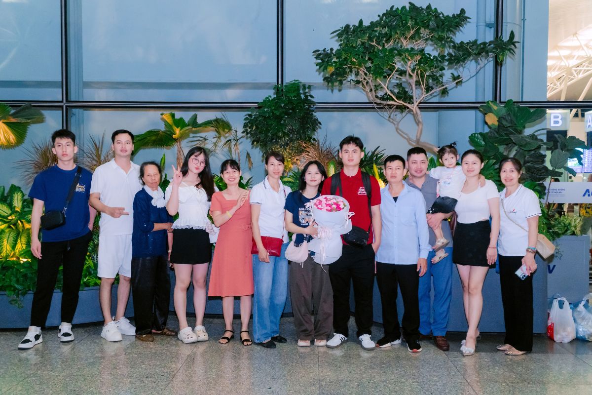 Sinh viên chụp ảnh kỷ niệm bên gia đình trước khi bắt đầu một hành trình mới Sinh viên chụp ảnh kỷ niệm bên gia đình trước khi bắt đầu một hành trình mới