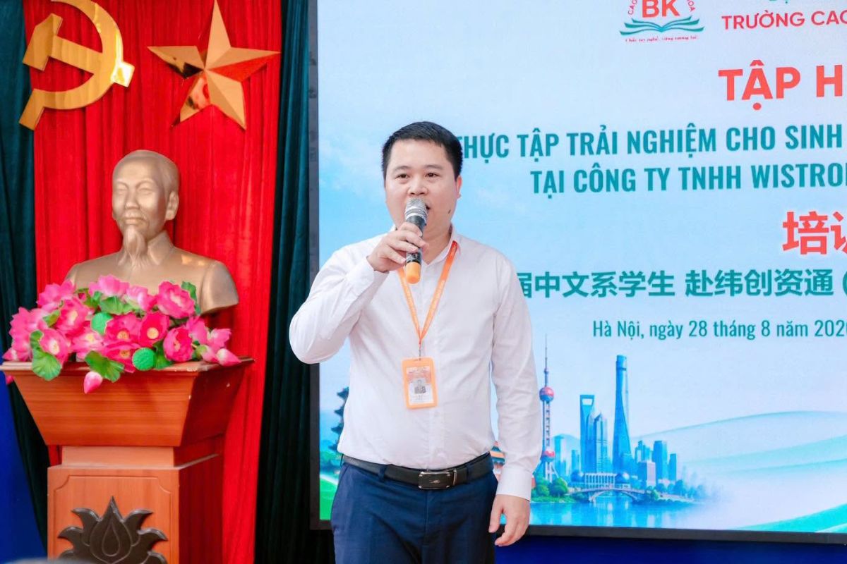 Thầy Trần Văn Trung - Trưởng phòng Hỗ trợ doanh nghiệp và khởi nghiệp đại diện Trường Cao đẳng Bách Khoa phát biểu tại buổi tập huấn Thầy Trần Văn Trung - Trưởng phòng Hỗ trợ doanh nghiệp và khởi nghiệp đại diện Trường Cao đẳng Bách Khoa phát biểu tại buổi tập huấn