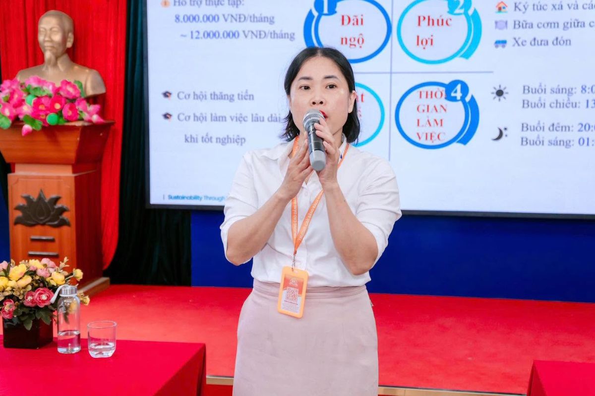 Cô Lại Thị Thúy Minh - Trưởng phòng công tác sinh viên chia sẻ về các quyền lợi, quy định và cơ hội thăng tiến tại doanh nghiệp Cô Lại Thị Thúy Minh - Trưởng phòng công tác sinh viên chia sẻ về các quyền lợi, quy định và cơ hội thăng tiến tại doanh nghiệp