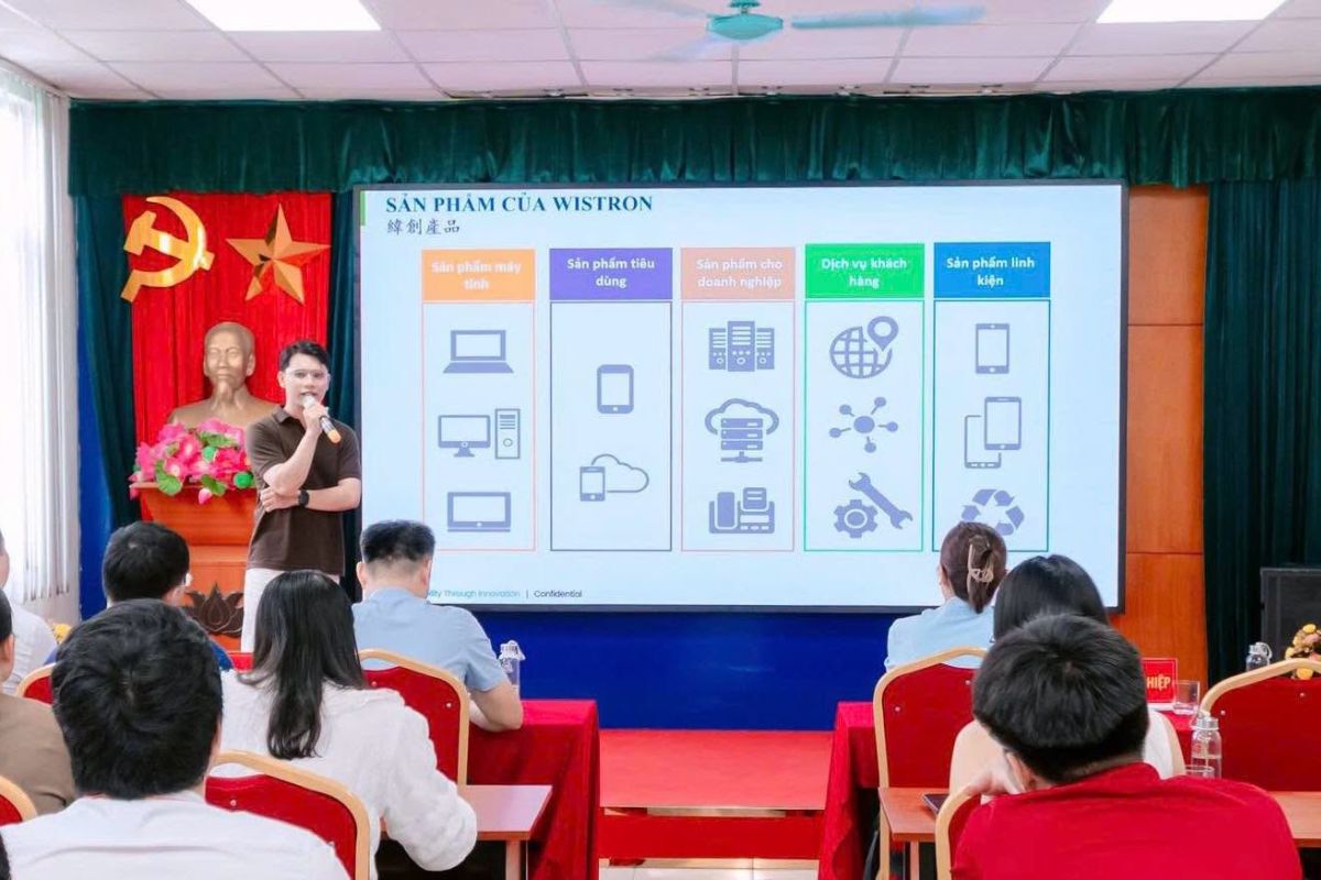Ông Nùng Đức Văn - Đại diện doanh nghiệp giới thiệu về các sản phẩm của Công ty TNHH Wistron Infocomm Việt Nam Ông Nùng Đức Văn - Đại diện doanh nghiệp giới thiệu về các sản phẩm của Công ty TNHH Wistron Infocomm Việt Nam