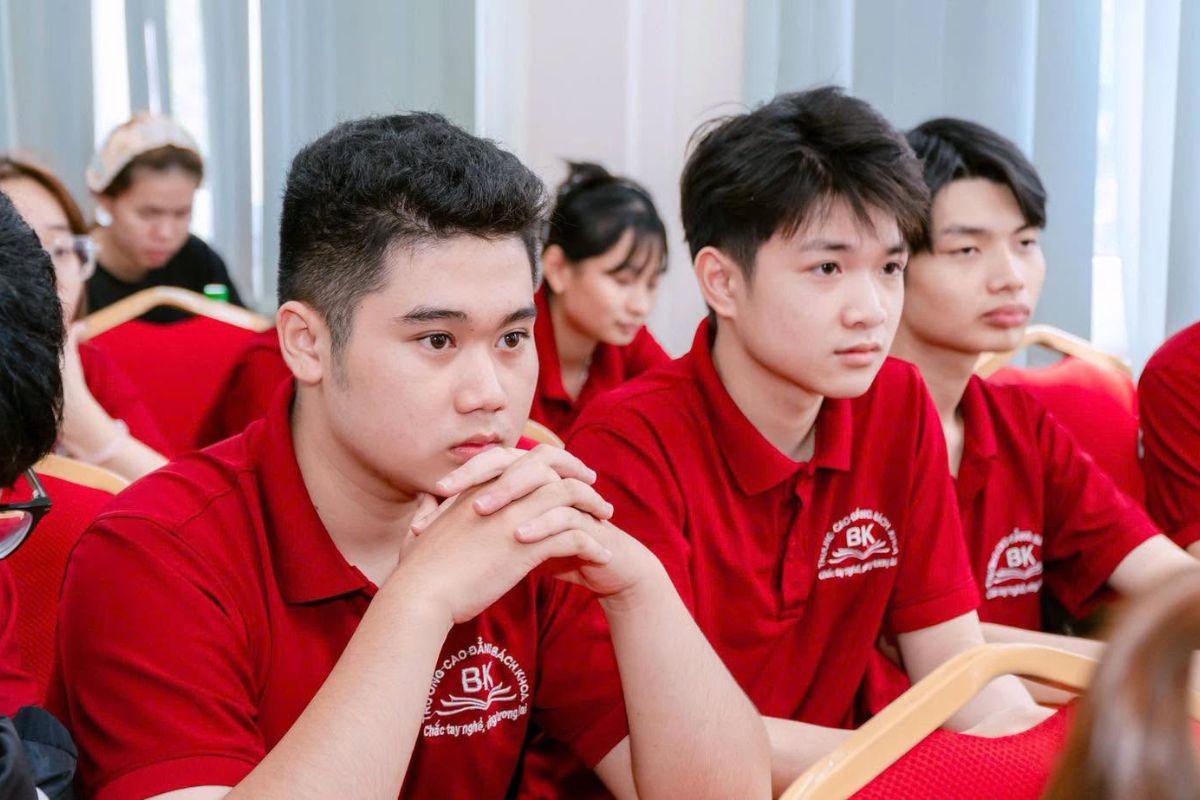 Sinh viên tập trung lắng nghe chia sẻ từ doanh nghiệp và nhà trường Sinh viên tập trung lắng nghe chia sẻ từ doanh nghiệp và nhà trường