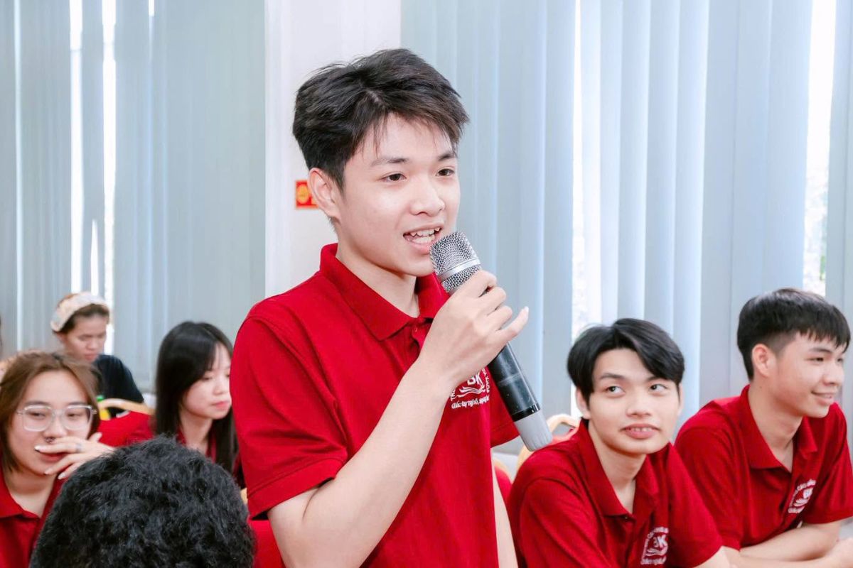 Sinh viên ngành Tiếng Trung trao đổi cùng đại diện doanh nghiệp và các thầy cô Sinh viên ngành Tiếng Trung trao đổi cùng đại diện doanh nghiệp và các thầy cô