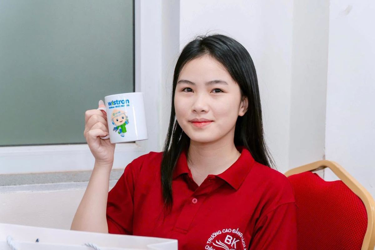Sinh viên check-in cùng phần quà sau phần trao đổi, tương tác Sinh viên check-in cùng phần quà sau phần trao đổi, tương tác