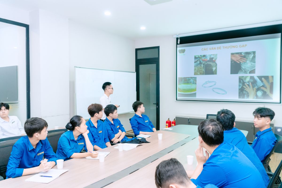 Buổi đào tạo chuyên sâu về an toàn thực phẩm dành cho sinh viên ngành Quản trị khách sạn đang thực tập tại doanh nghiệp