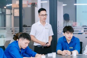 Ông Đàm Tuấn Minh – Trưởng phòng Đảm bảo chất lượng tại Nhà hàng Sen Tây Hồ giảng dạy cho các bạn thực tập sinh trong buổi đào tạo