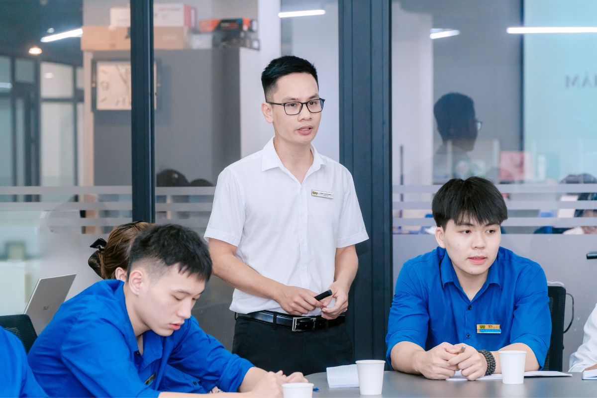 Ông Đàm Tuấn Minh – Trưởng phòng Đảm bảo chất lượng tại Nhà hàng Sen Tây Hồ giảng dạy cho các bạn thực tập sinh trong buổi đào tạo