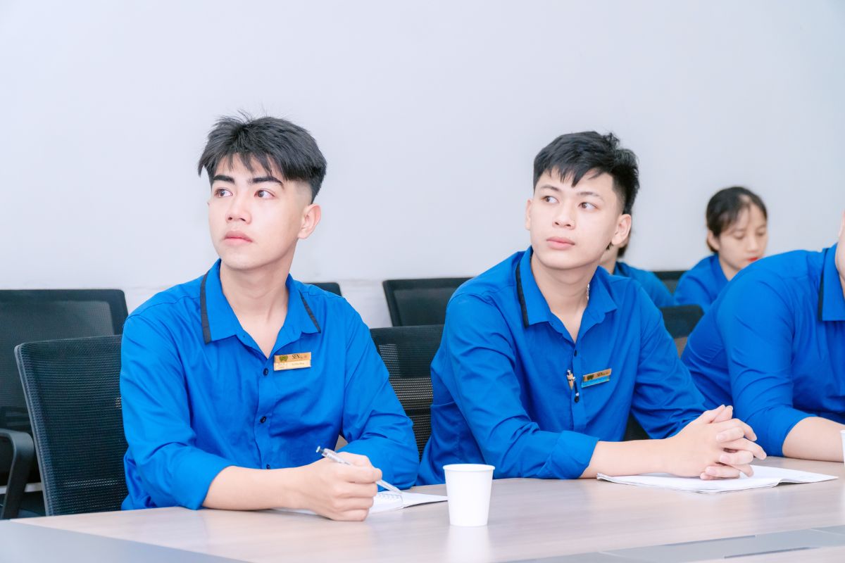 Sinh viên chăm chú lắng nghe trong buổi đào tạo 