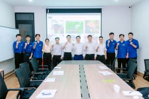 Đại diện nhà trường, doanh nghiệp cùng các bạn sinh viên chụp ảnh kỷ niệm sau buổi đào tạo