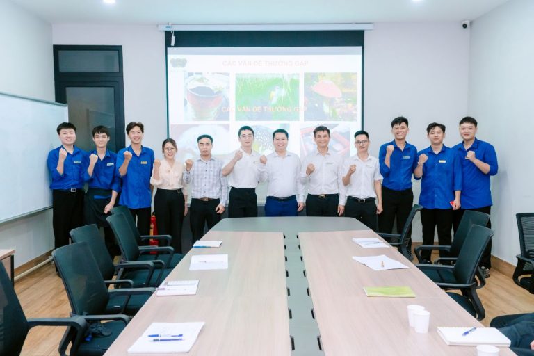 Đại diện nhà trường, doanh nghiệp cùng các bạn sinh viên chụp ảnh kỷ niệm sau buổi đào tạo