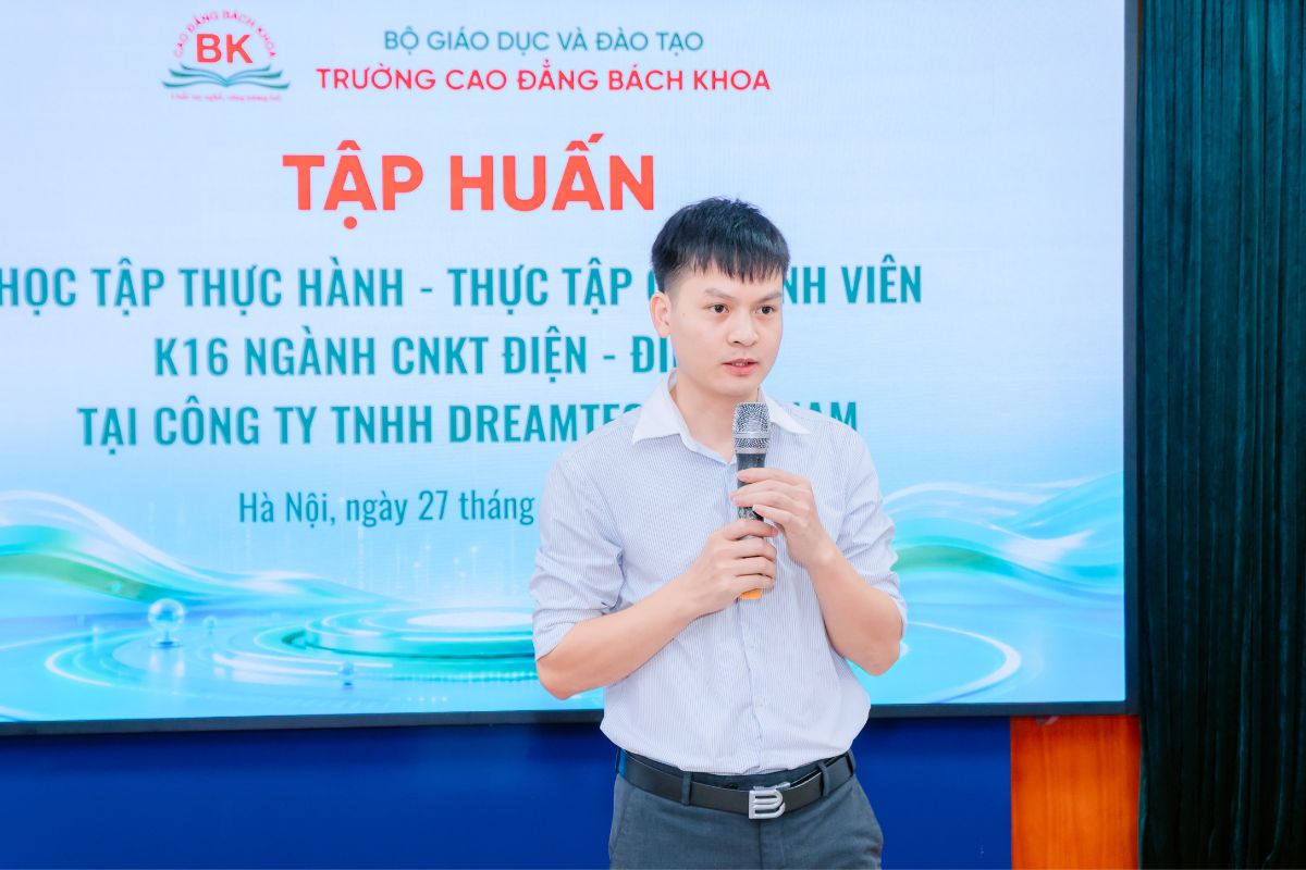 Ông Nguyễn Văn Công - Trưởng nhóm tuyển dụng chia sẻ các thông tin về môi trường doanh nghiệp và những kỹ năng sinh viên cần có để phát triển năng lực