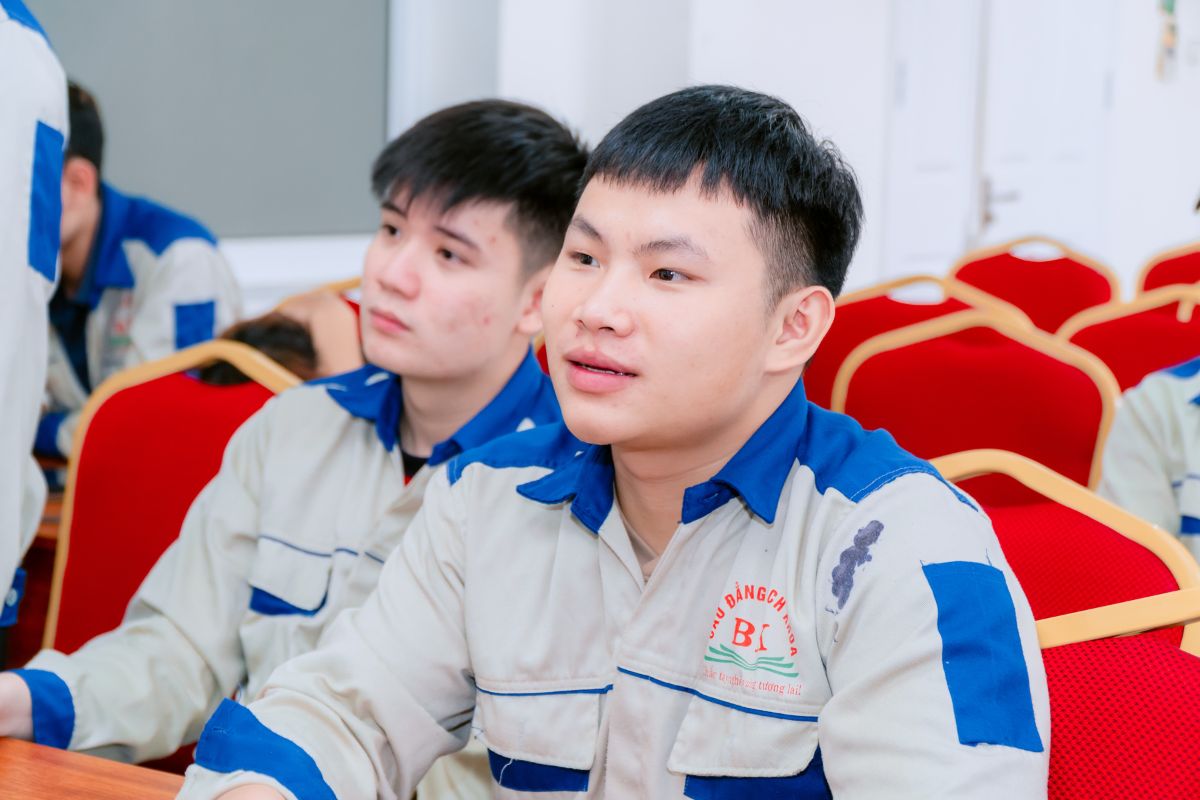 Sinh viên lắng nghe chia sẻ từ thầy cô và đại diện doanh nghiệp