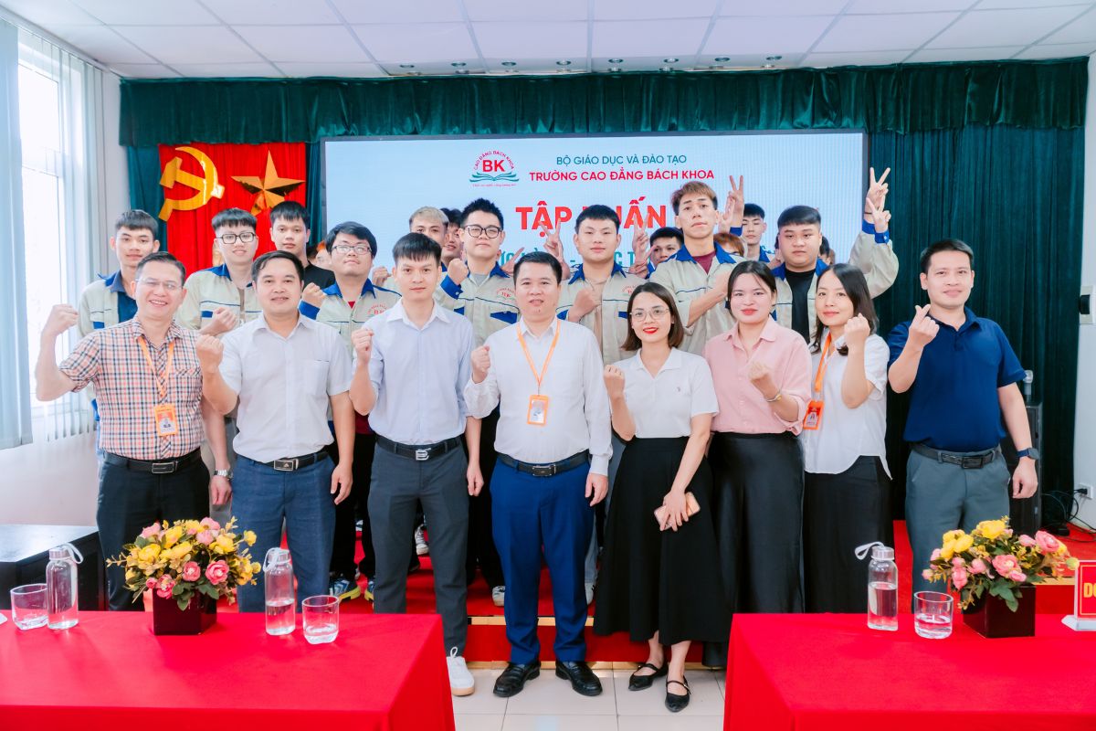 Đại nhà trường, doanh nghiệp và sinh viên chụp ảnh kỷ niệm sau buổi tập huấn