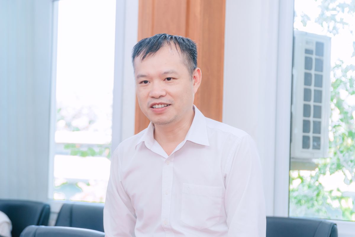 Thầy Nguyễn Thanh Mai - Phó hiệu trưởng nhà trường gửi lời chúc đến toàn thể sinh viên trước khi khởi hành Thầy Nguyễn Thanh Mai - Phó hiệu trưởng nhà trường gửi lời chúc đến toàn thể sinh viên trước khi khởi hành
