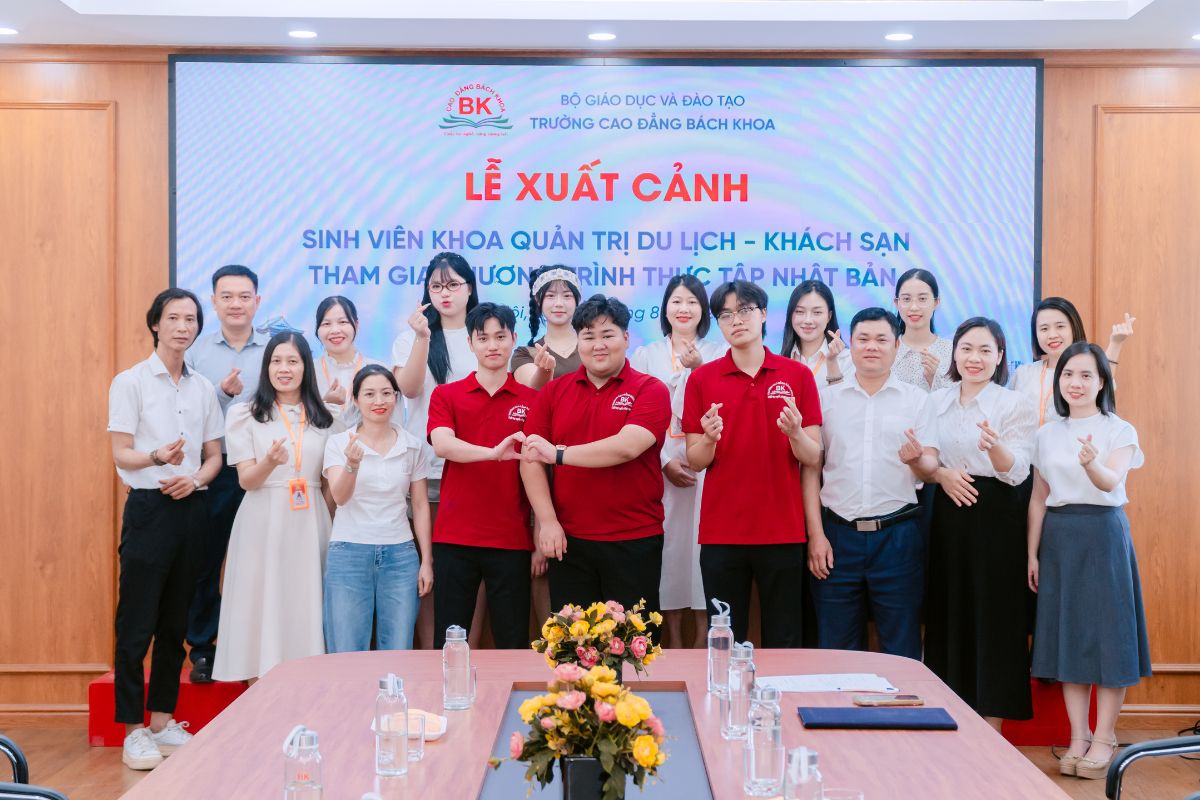 Toàn thể sinh viên thầy cô và người thân sinh viên chụp ảnh kỷ niệm tại lễ xuất cảnh Toàn thể sinh viên thầy cô và người thân sinh viên chụp ảnh kỷ niệm tại lễ xuất cảnh