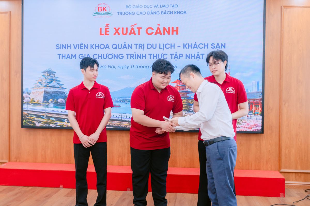 Thạc sĩ Nguyễn Thanh Mai - Phó hiệu trưởng nhà trường trao visa và giấy tờ cho các bạn tại Lễ xuất cảnh Thạc sĩ Nguyễn Thanh Mai - Phó hiệu trưởng nhà trường trao visa và giấy tờ cho các bạn tại Lễ xuất cảnh