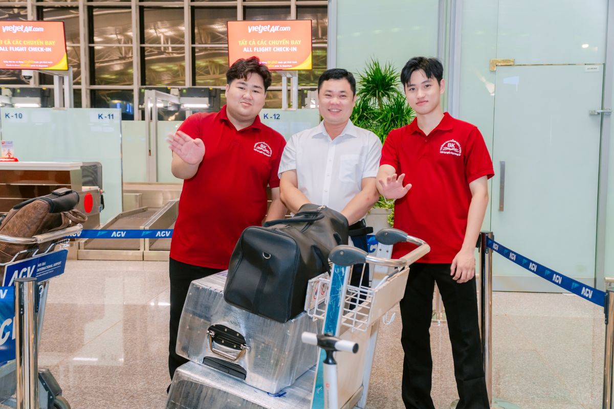 Thầy Hoàng Trung Thu - Phó phòng hợp tác quốc tế chụp ảnh kỷ niệm cùng các bạn sinh viên Thầy Hoàng Trung Thu - Phó phòng hợp tác quốc tế chụp ảnh kỷ niệm cùng các bạn sinh viên