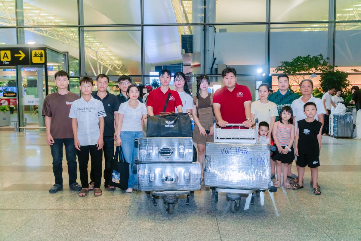 Toàn thể thầy cô và gia đình sinh viên tiễn bay các bạn sinh viên Internship Nhật Bản Toàn thể thầy cô và gia đình sinh viên tiễn bay các bạn sinh viên Internship Nhật Bản