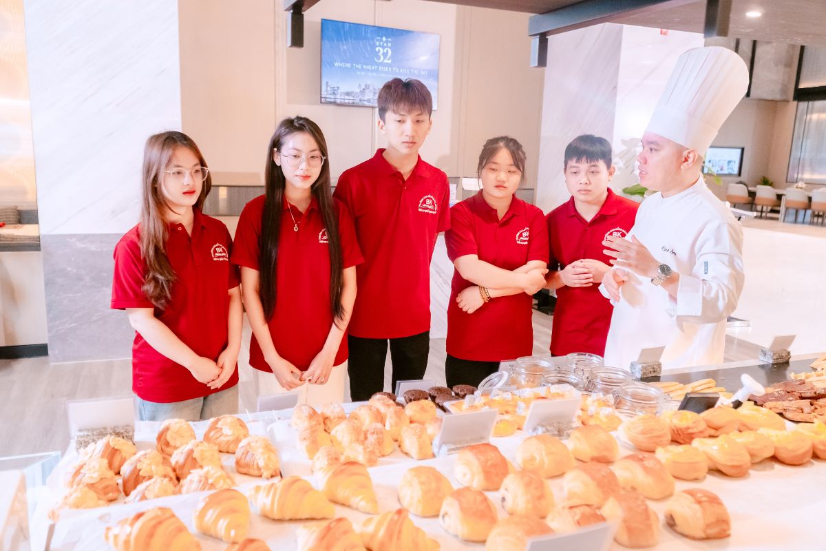 Sinh viên ngành Kỹ thuật chế biến món ăn tham quan trải nghiệm tại Vinpearl Hotel Bắc Ninh