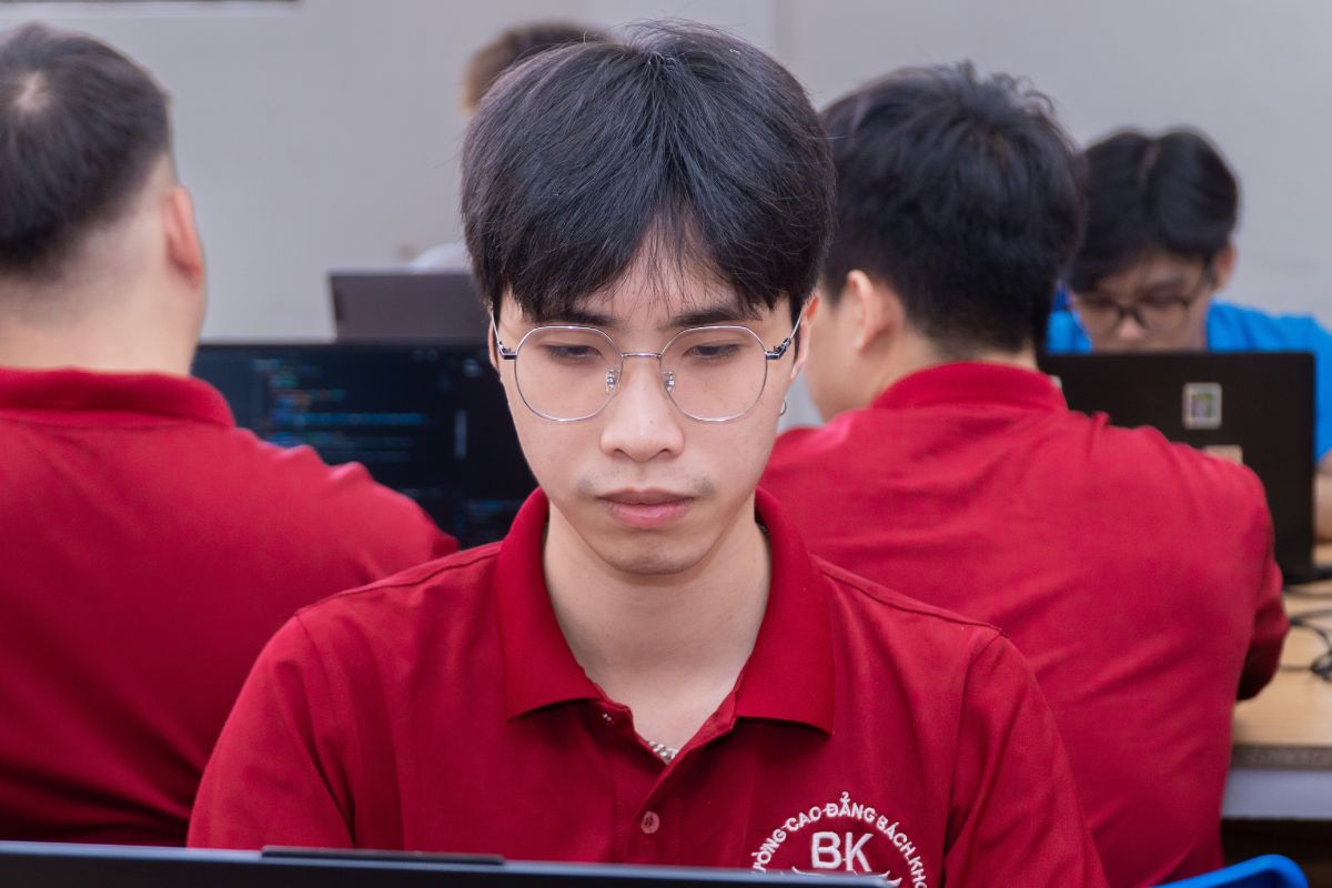 Sinh viên tập trung hoàn thành bài thực hành của mình
