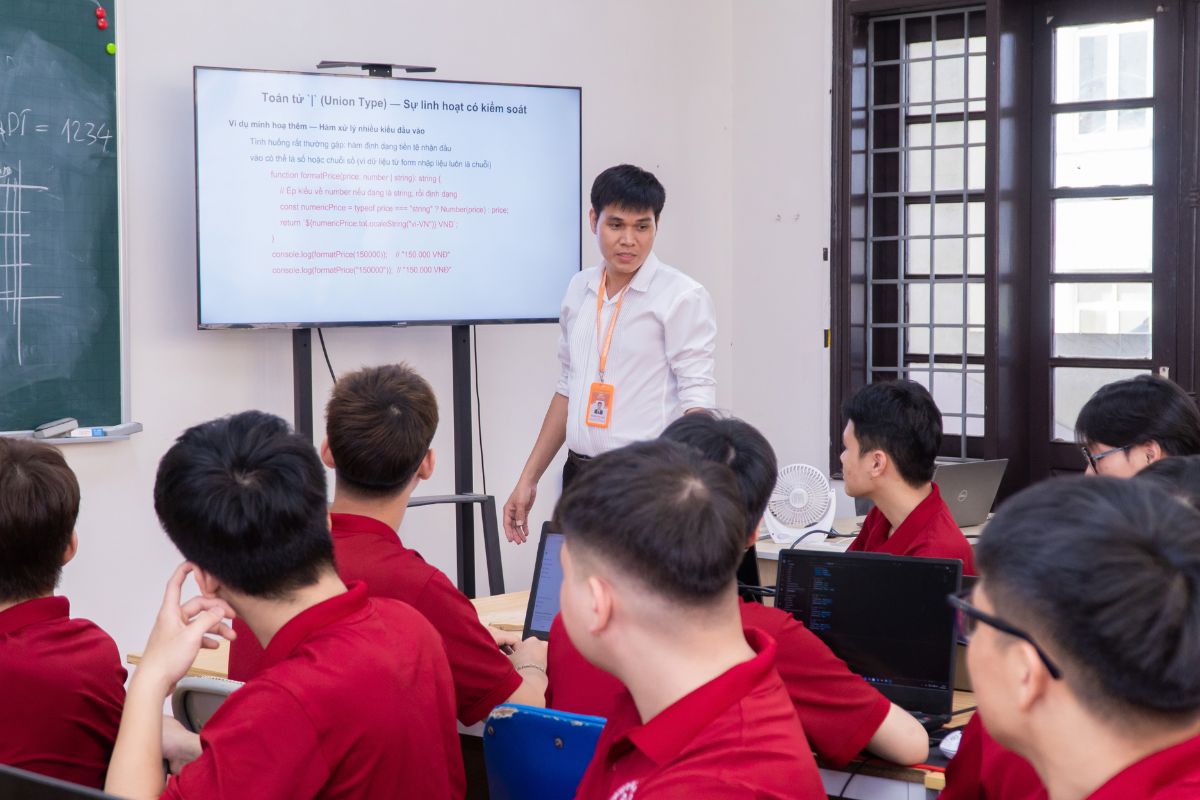 Thầy Nguyễn Văn Thịnh hướng dẫn kiến thức chuyên môn, hướng dẫn sinh viên trong quá trình thực hành
