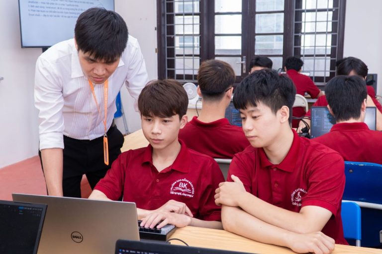Giảng viên luôn theo sát, hỗ trợ điều chỉnh cùng sinh viên trong quá trình thực hành
