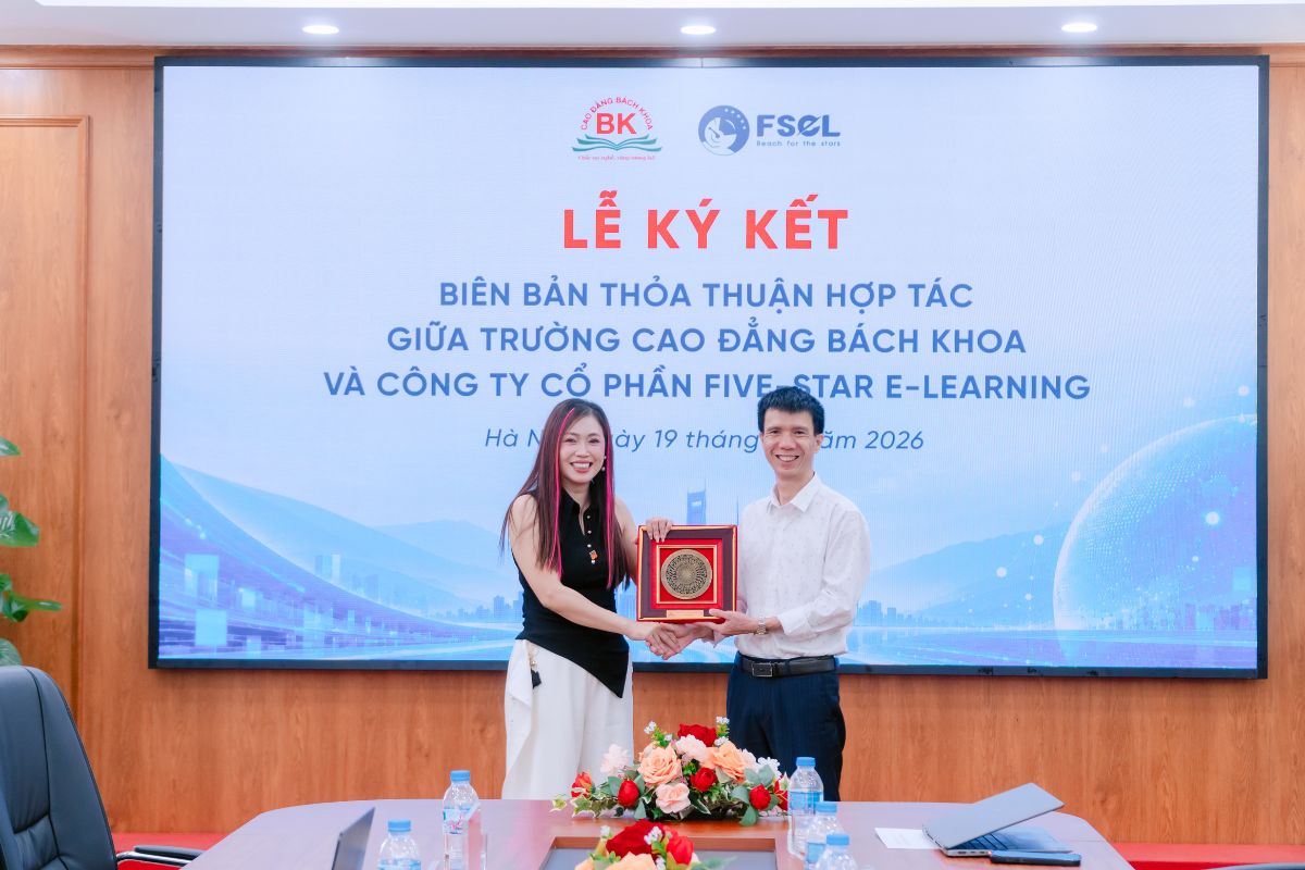 Trường Cao đẳng Bách Khoa tặng quà kỷ niệm Công ty Cổ phần Five-Star E-Learning 