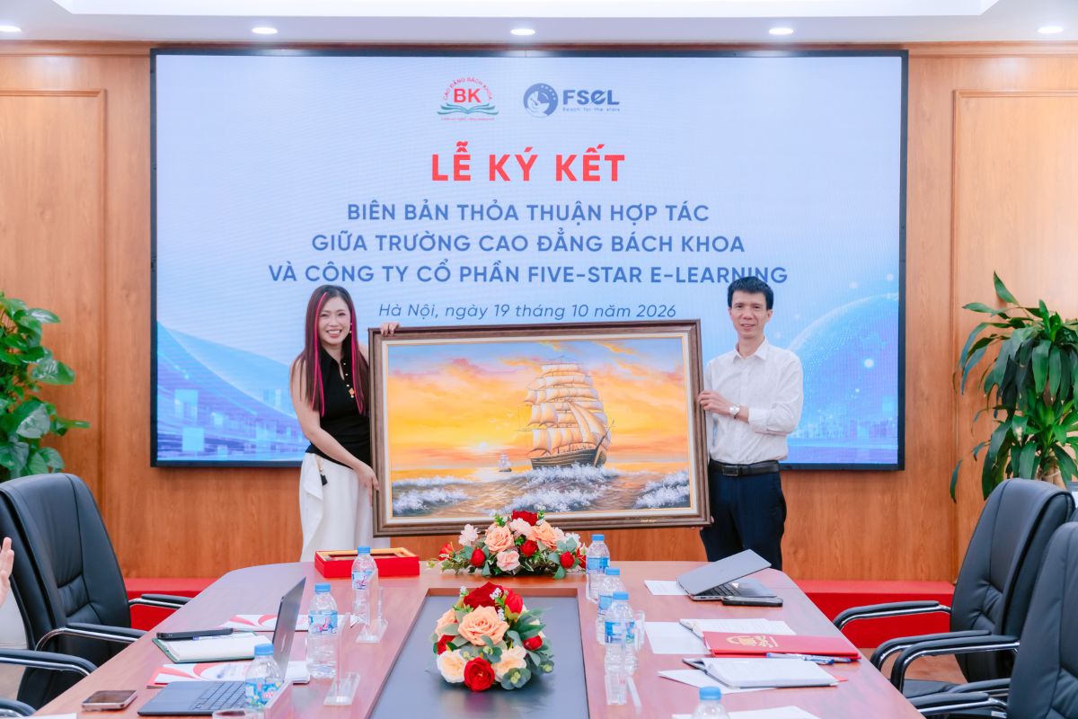 Công ty Cổ phần Five-Star E-Learning tặng quà kỷ niệm Nhà trường