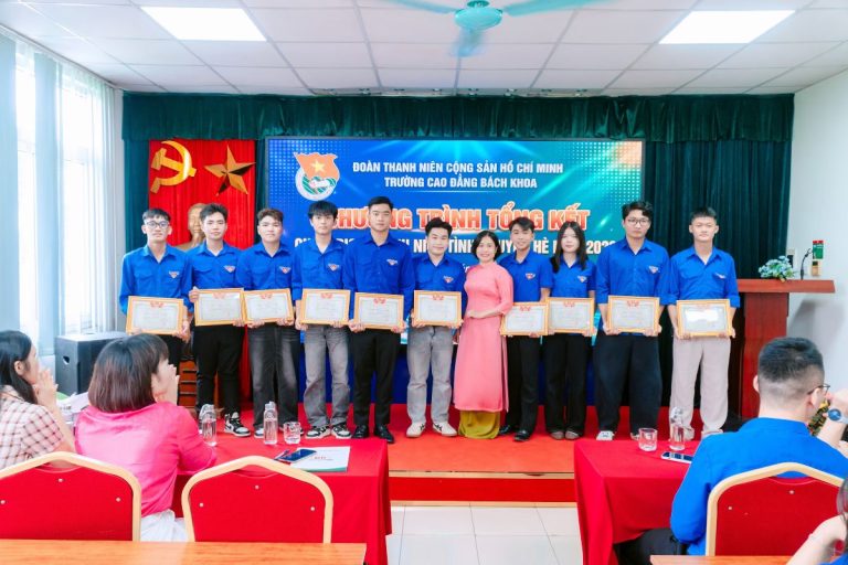 Cô Lại Thị Thúy Minh - Bí thư chi bộ trao giấy khen cho các Đoàn viên ưu tú