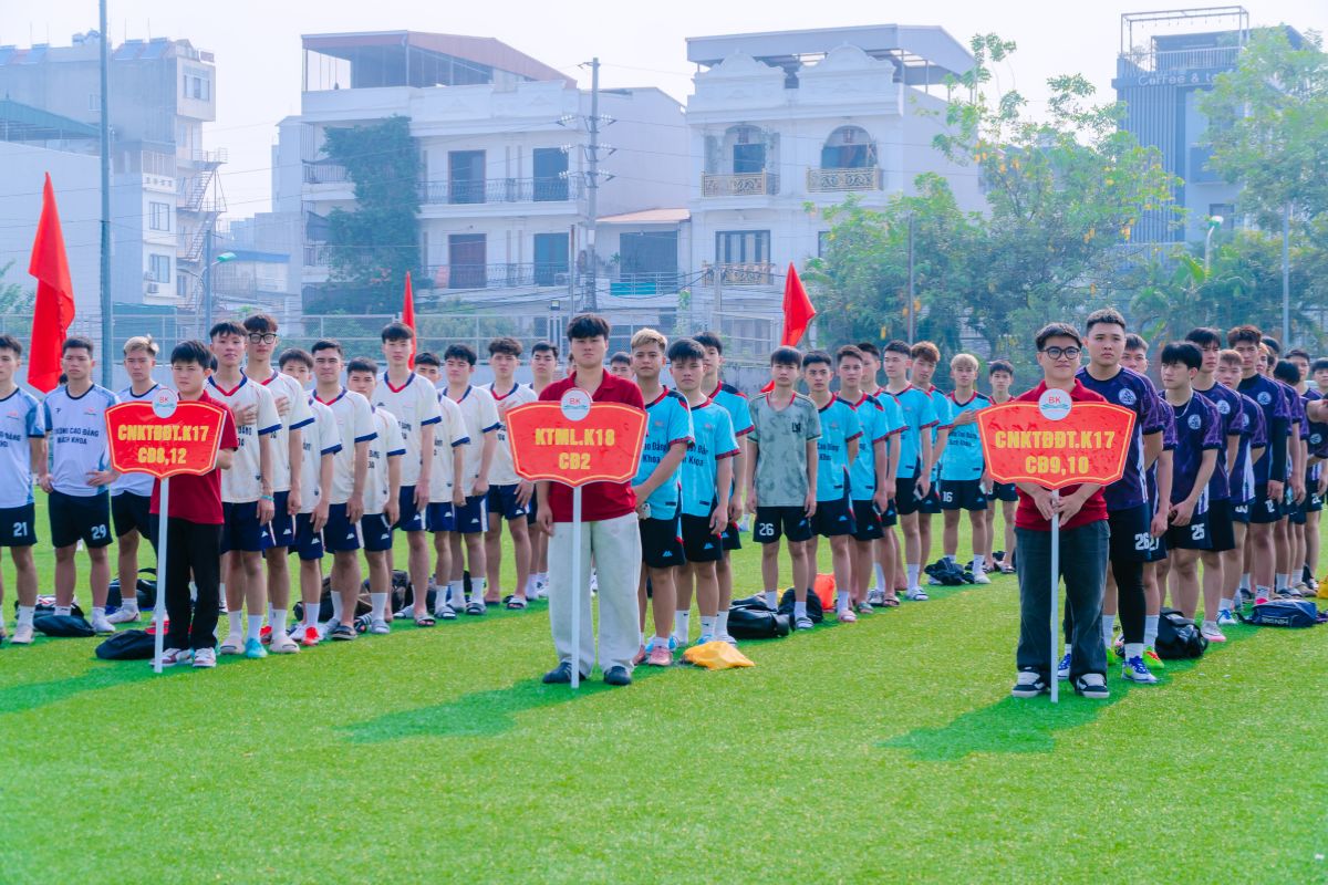 Các đội bóng sẵn sàng tại lễ khai mạc