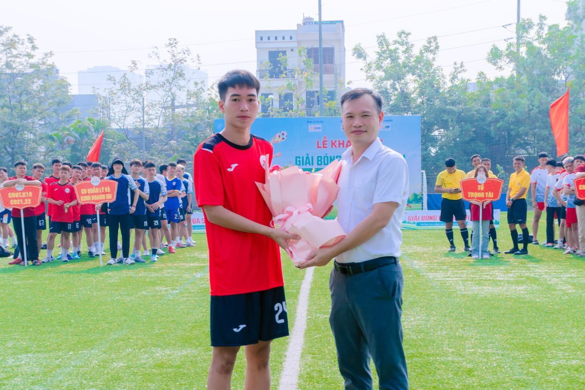 Thạc sĩ Nguyễn Thanh Mai - Phó hiệu trưởng nhà trường trao tặng hoa cho Đại diện cầu thủ, bạn Nguyễn Thành Vinh – đội bóng CNOT.K18 CĐ21,22