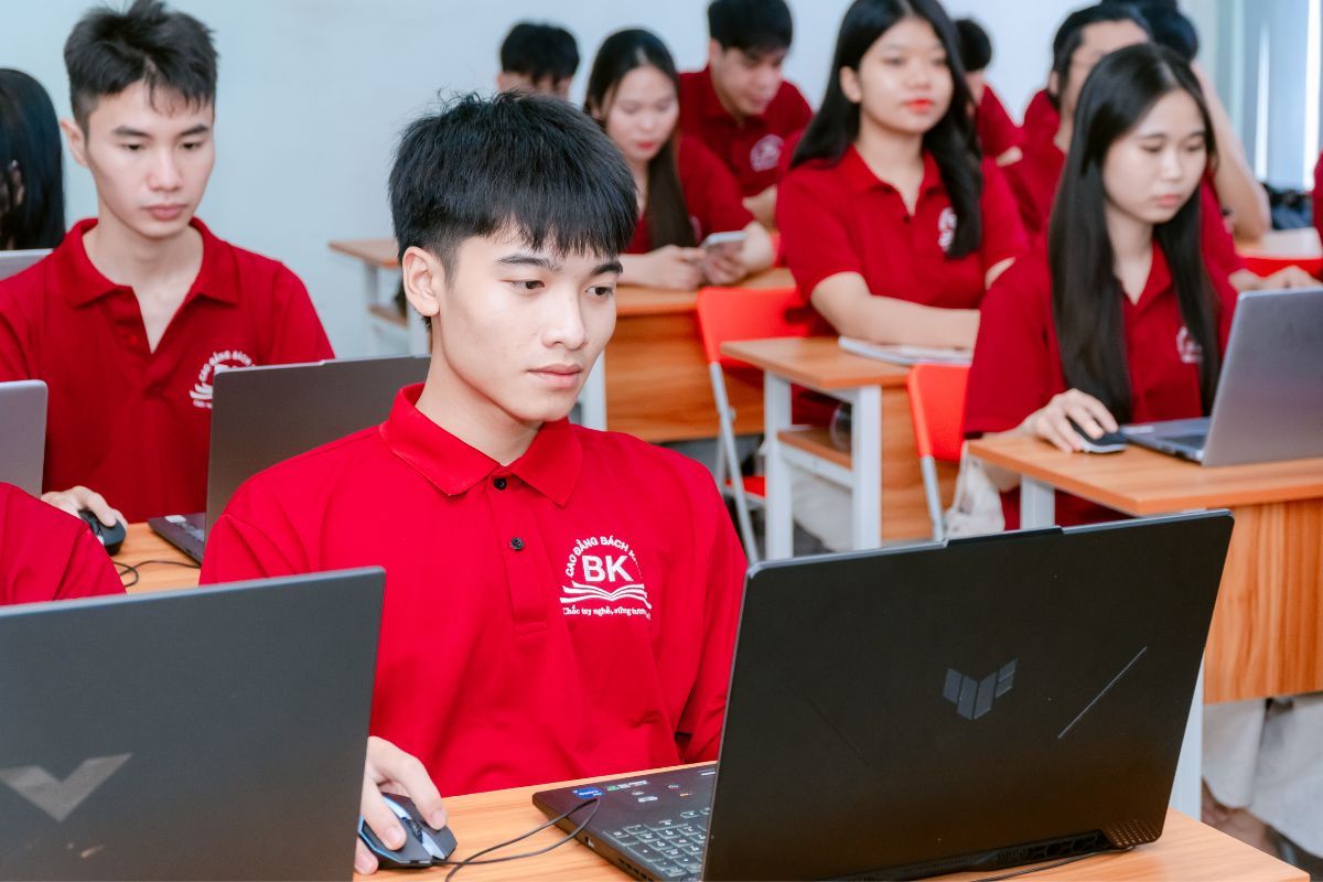 Lớp học thực hành quay và biên tập video của sinh viên Marketing