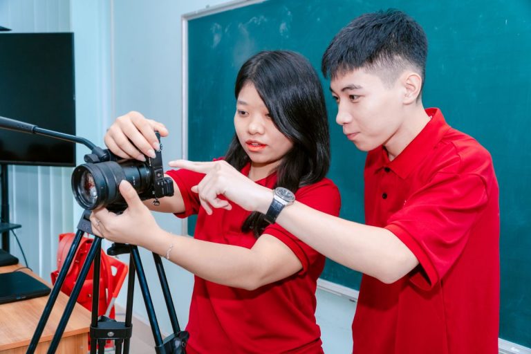 Sinh viên ngành Marketing thực hành quay video tại lớp