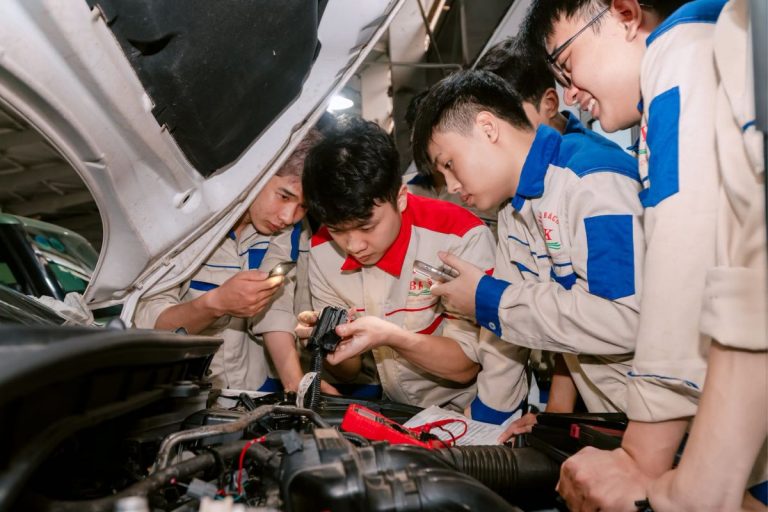 Giảng viên và sinh viên quan sát hệ thống điện và các chi tiết trong khoang động cơ 