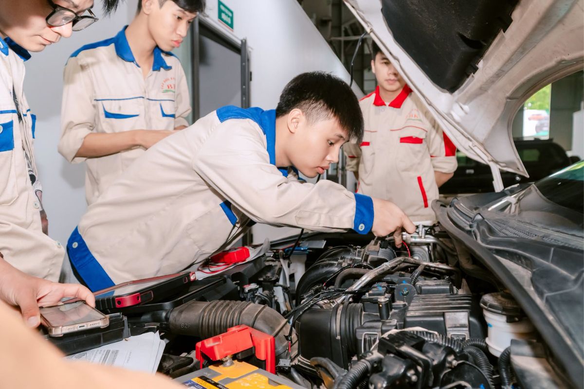 Sinh viên thực hành đo kiểm mạch điện trong khoang động cơ