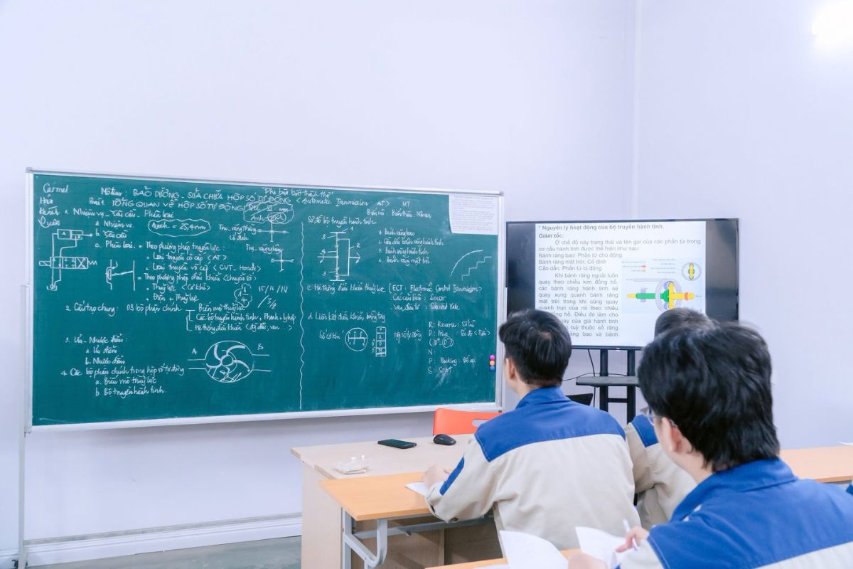 Lớp học thực hành của sinh viên ngành Công nghệ ô tô