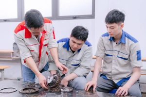 Giảng viên hướng dẫn sinh viên thực hành kỹ năng đo kiểm, tháo lắp